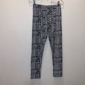 LA 12 ST geometric pattern leggings black white